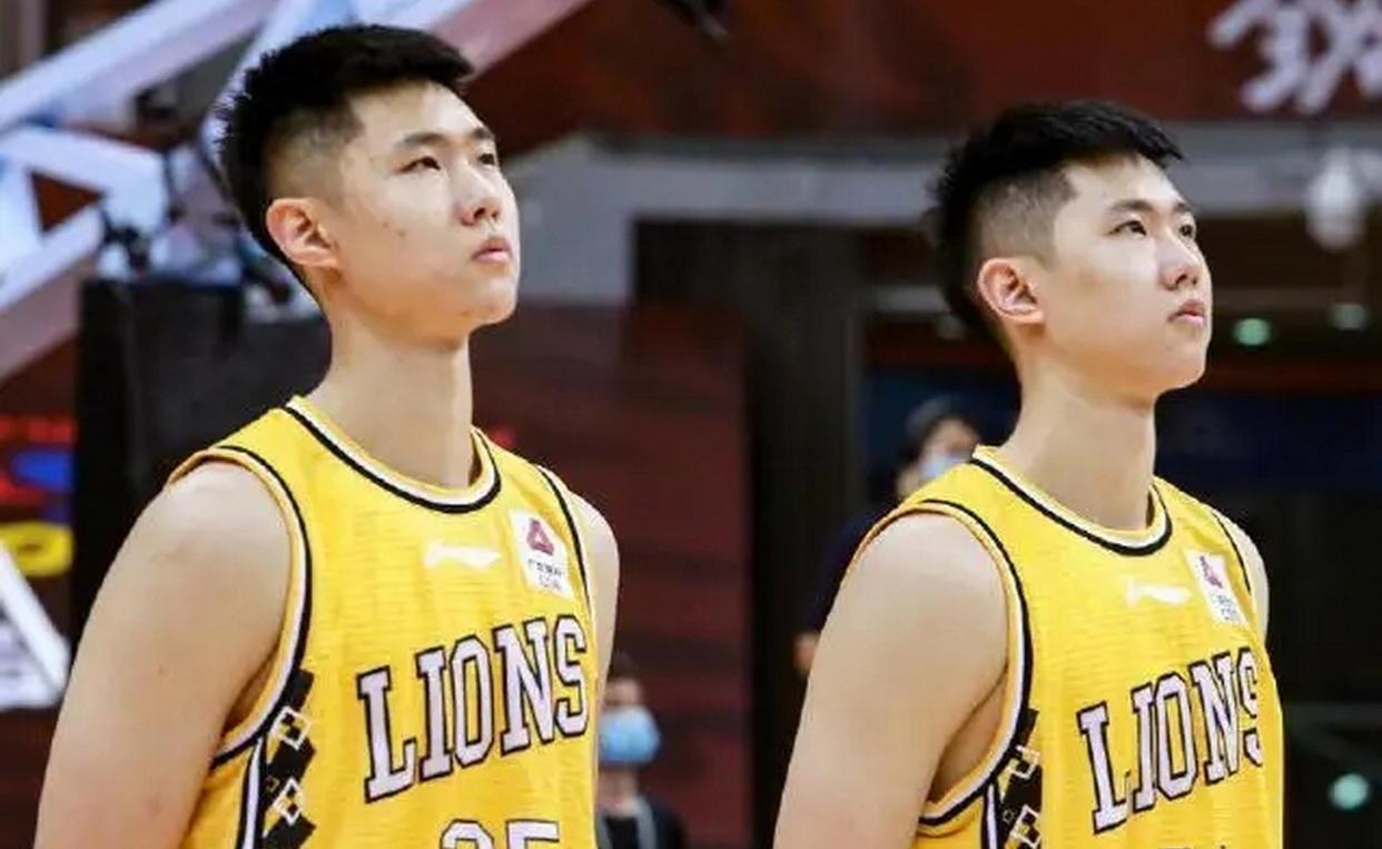 包含广厦男篮训练开放日，转会期完成体检引欢呼，NBA常规赛在即，赛程密集仍需轮换的词条