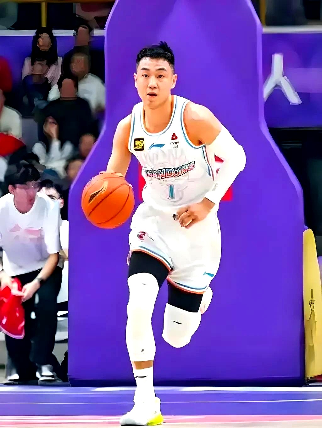 YSB Sports-今夜山东男篮调整名单以备CBA季后赛，完成体检环节打磨，赛场秩序良好，临场指挥获称赞的简单介绍