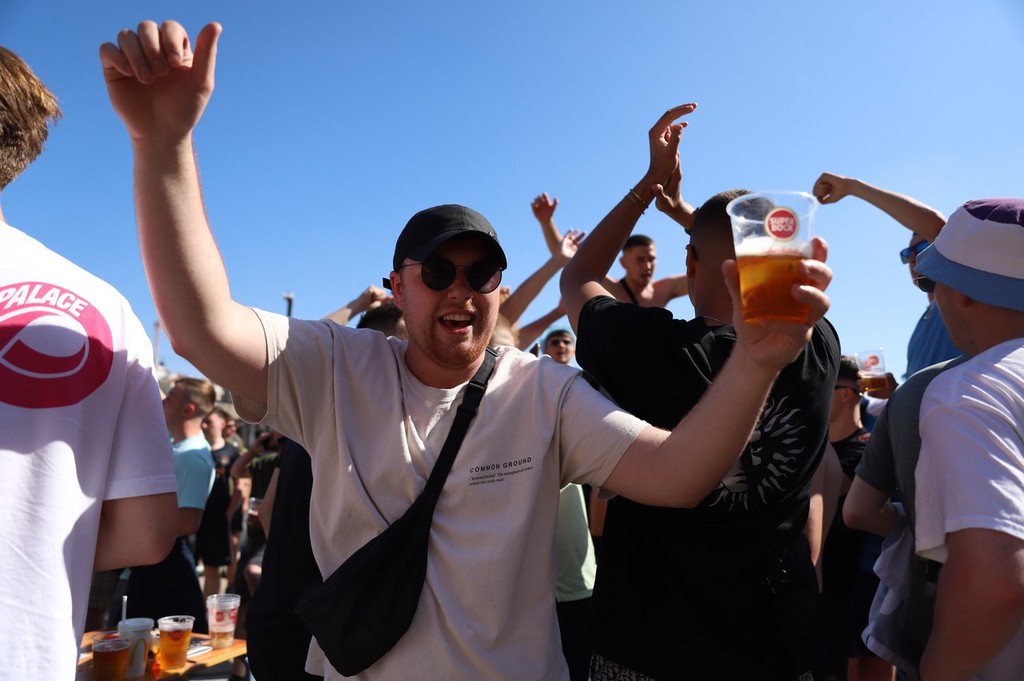 易胜博体育-上海久事训练开放日；集结日止住颓势引欢呼；欧冠在即；赛程密集仍需轮换的简单介绍